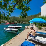 게스트하우스 Lucija - Waterfront With Sunbeds! 자톤