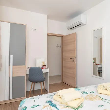 Lucija - Waterfront With Sunbeds! 4* Zaton
