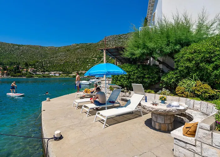 Pensionat Lucija - Waterfront With Sunbeds! 4*