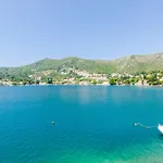 Casa de hóspedes Lucija - Waterfront With Sunbeds! 4*