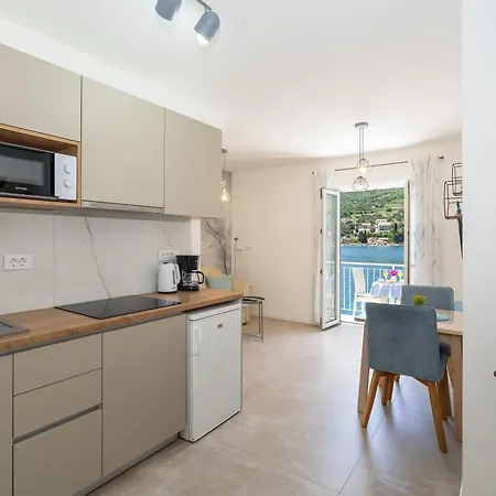 Guest house Lucija - Waterfront With Sunbeds! 4*