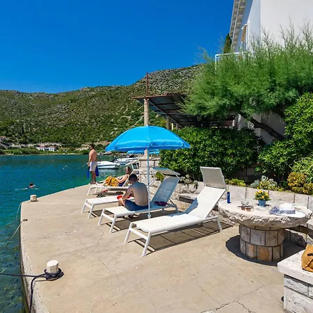 招待所 Lucija - Waterfront With Sunbeds! *
