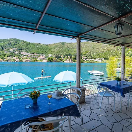 招待所 Lucija - Waterfront With Sunbeds! *